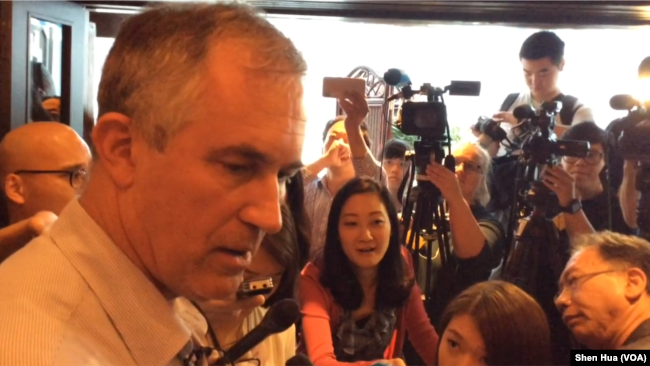香港外国记者会副主席马凯(Victor Mallet)(美国之音记者申华 拍摄)