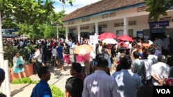 On election day, Cambodians line up to cast their votes at Kesararam Primary School polling station, Siem Reap, Cambodia, Sunday June 4, 2017. (Thida Win/VOA Khmer) 