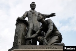 Пам'ятник Емансипації, де зображено як президент Лінкольн звільняє рабів, Вашингтон