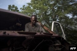 Ernest Yaw Owusu, 38 ans, se trouve dans son atelier automobile à Dormaa-Ahenkro, dans la région de Brong-Ahafo au Ghana, le 3 mai 2018.