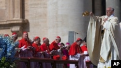 Papa Francis St. Peter Meydanında Paskalya Ayini için toplanan kalabalığı selamlarken