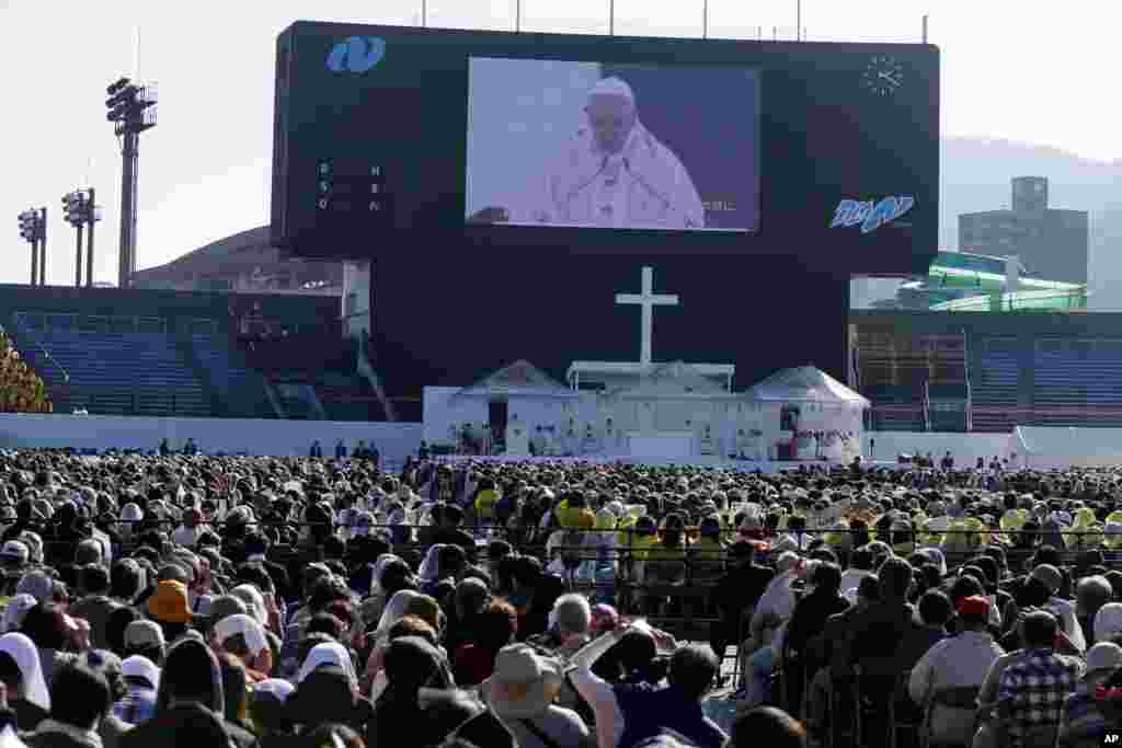 El Papa Francisco celebra una misa en el estadio de béisbol de la prefectura de Nagasaki, el domingo 24 de noviembre de 2019, en Nagasaki, Japón. (Foto AP / Kiichiro Sato)
