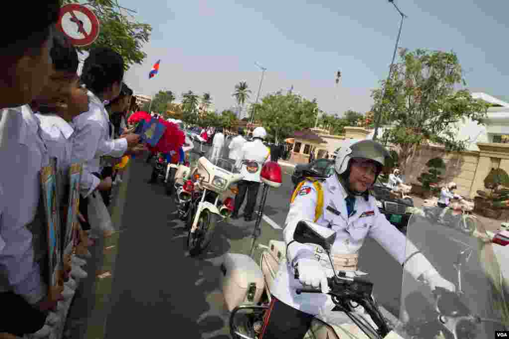សិស្សសាលារង់ចាំការយាងចេញរបស់ព្រះបាទ នរោត្តម សីហមុនី បន្ទាប់ការប្រារព្ធទិវាបុណ្យឯករាជ្យជាតិថ្ងៃទី ៩ វិច្ឆិកា ឆ្នាំ២០១៩ នៅរាជធានីភ្នំពេញ។ (ហ៊ុល រស្មី/VOA) 