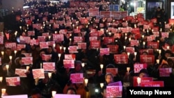 박근혜 대통령이 3차 담화문을 발표한 29일 밤 서울 파이낸스 빌딩 앞에서 대통령 퇴진을 주장하는 시민들이 촛불집회를 열고있다. 