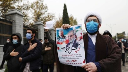 Người biểu tình tụ tập phản đối vụ ám sát Mohsen Fakhrizadeh, nhà khoa học hạt nhân hàng đầu của Iran, ở Tehran, Iran, ngày 28 tháng 11, 2020.