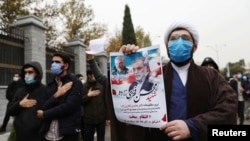 在伊朗德黑蘭，抗議者舉行反對殺害伊朗頂級核科學家穆赫森·法赫里扎德(Mohsen Fakhrizadeh)的示威活動。 （2020年11月28日）