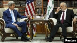 Ngoại trưởng Iraq Ibrahim al-Jaafari (phải) tiếp đón Ngoại trưởng Mỹ John Kerry trong thư viện biệt thự ngoại trưởng ở Baghdad, Iraq, ngày 8/4/2016. 