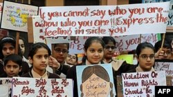 Indian school children pose with placards for World Human Rights Day in Amritsar, India, Dec 10, 2009 (file photo)