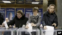 28일 우크라이나 최고 라다(의회) 의원을 선출하는 총선 투표를 위해 수도 키예프의 한 투표소를 찾은 유권자들