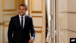 លោក​ប្រធានាធិបតី​បារាំង Emmanuel Macron បាន​មកដល់​សន្និសីទកាសែត​ជាមួយ​ប្រធានាធិបតី​ប្រទេស​សេណេហ្គាល់ Macky Sall នៅ​វិមាន​ Elysee ក្នុង​ទីក្រុង​ប៉ារីស​ កាល​ពី​ថ្ងៃចន្ទ ទី១២ មិថុនា ២០១៧។