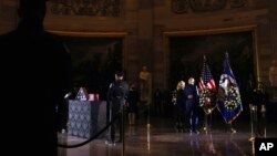 Джо Байден и Джилл Байден отдают дань уважения покойному офицеру полиции Капитолия США Брайану Сикнику в центре Ротонды Капитолия. 2 февраля 2021