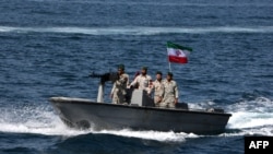 2019年4月30日伊朗军事人员乘巡逻快艇参加在霍尔木兹海峡举行的“波斯湾国家日”活动。 