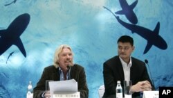 英国亿万富翁理查德•布朗森和姚明在上海举行的反对吃鱼翅运动记者会上（2011年9月22日）