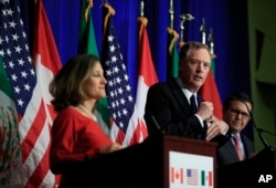United States Trade Representative Robert Lighthizer, center, with Canadian Minister of Foreign Affairs Chrystia Freeland, left, and Mexico's Secretary of Economy Ildefonso Guajardo Villarrea speaks during the conclusion of the fourth round of negotiations for a new North American Free Trade Agreement (NAFTA) in Washington, Oct. 17, 2017.
