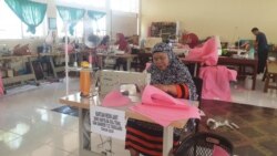 Suasana aktifitas pengerjaan baju khusus untuk alat perlindungan diri di ruang jahit dan sablon di SMK Negeri 5 Palu, 31 Maret 2020. (Foto: VOA/Yoanes Litha)