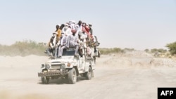 Des Tchadiens traversent le désert à bord d’une camionnette bondée, pour se rendre à Bol, dans le sud du Tchad, le e 9 novembre 2018.