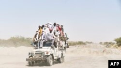 Des Tchadiens traversent le désert à bord d’une camionnette bondée, pour se rendre à Bol, dans le sud du Tchad, le e 9 novembre 2018. 