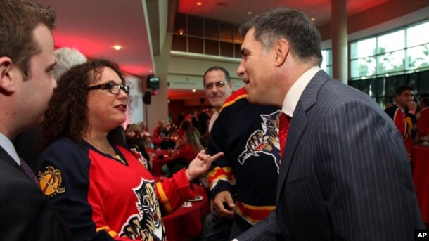 Vincent J. Viola, saluda al público durante un juego entre los Panthers de Florida contra los Pittsburgh Penguins. Viola es uno de los principales líderes de la nación en el comercio electrónico.