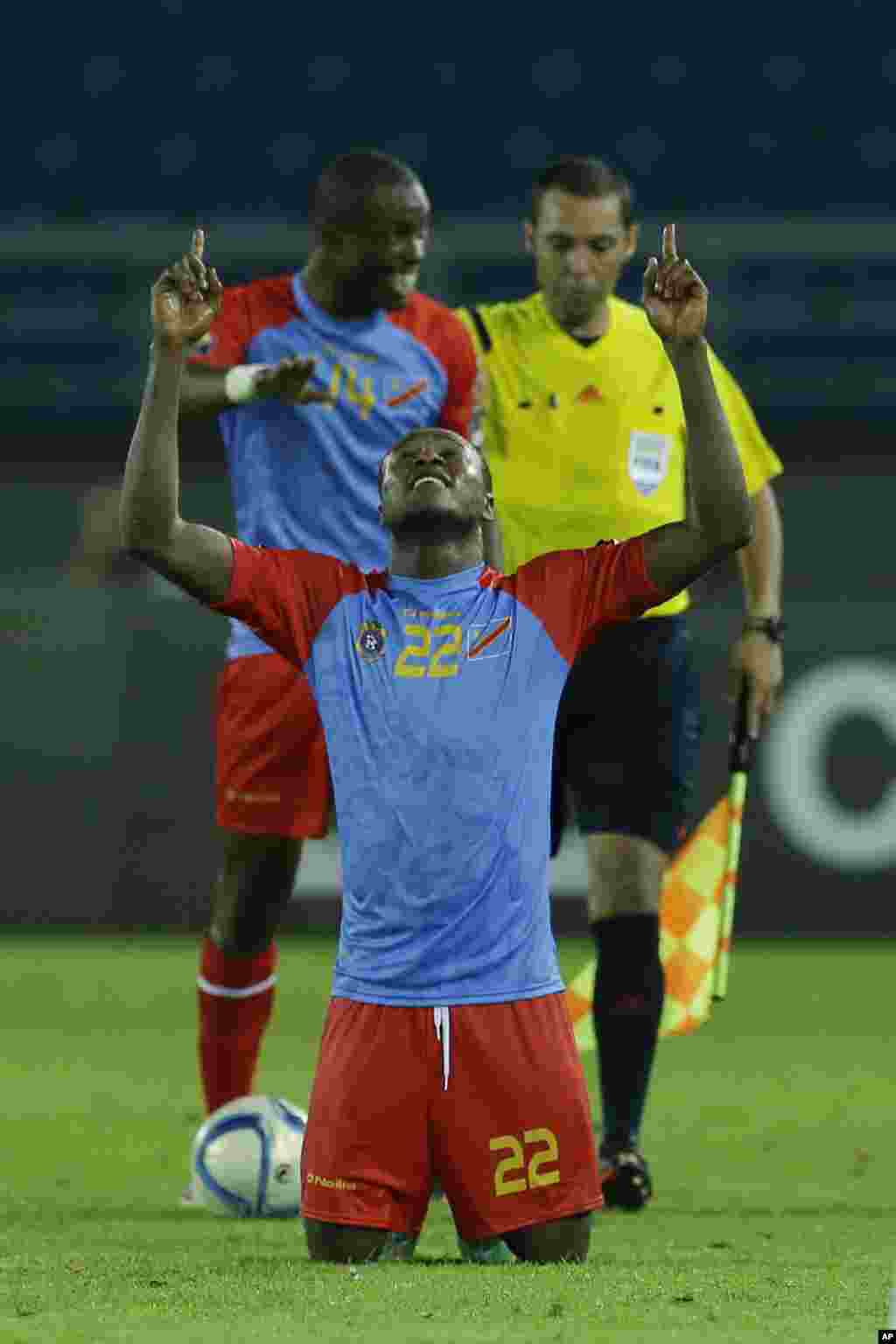 Chancel Mbemba de la RDC, avant-lan, s&#39;agenouille en célébrant après un match nul contre la Tunisie à la CAN 2015, à Bata, Guinée équatoriale, le 26 janvier 2015.