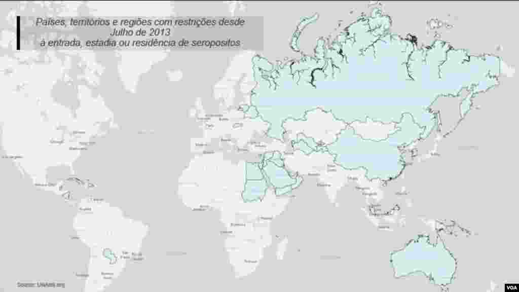 As pessoas seropositivas enfrentam ainda muita discriminação. Observe o mapa com os países em azul claro