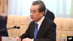 왕이 중국 외교담당 국무위원 겸 외교부장이 지난 24일 베이징 댜오위타이의 영빈관에서 열린 압둘라지즈 카미로프 우즈베키스탄 외무장관 회담 중 발언하고 있다. 