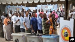 Watanzania wakiwa kwenye foleni kwenye kituo kimoja cha kupigia kura mjini Dar es Salaam, Okt. 25, 2015. 