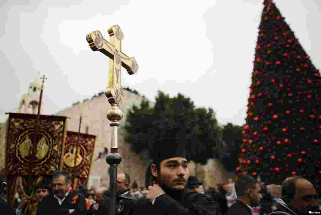 Православные у церкви Рождества Христова в Вифлееме