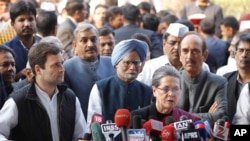 Presiden Partai Kongres India Sonia Gandhi (depan) dan putranya yang menjabat sebagai Wakil Presiden Partai tersebut, Rahul Gandhi (kiri) memberikan keterangan kepada media terkait tuduhan korupsi di New Delhi, India (19/12).