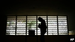 En la foto de ilustración, un venezolano se ve a contra luz durante la prueba electoral de Venezuela del 21 de noviembre.