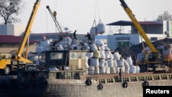 지난 해 10월 북한 신의주에서 중국 선박이 북한으로 수출하는 물품을 하역하고 있다. (자료사진)