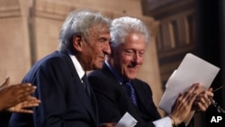 Mantan Presiden AS, Bill Clinton dan pemenang Nobel Perdamaian Elie Wiesel dalam peringatan 20 tahun Museum Holocaust di Washington, Senin (29/4).