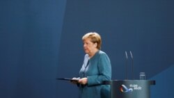 Kancelarja Angela Merkel duke u larguar pasi njoftoi konkluzionet e hetimit