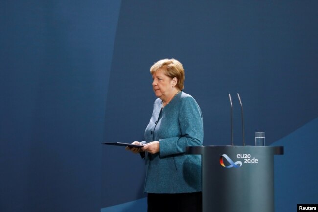 德国总理默克尔在总理府就纳瓦尔尼中毒事件宣布调查结果后离开讲台。(2020年9月2日)