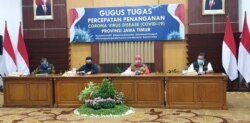 Gubernur Jawa Timur Khofifah Indar Parawansa bersama Satgas COVID-19 Jawa Timur memberikan keterangan pers terkait penanganan kasus corona, Selasa, 19 Mei 2020. (Foto: Petrus Riski/VOA)