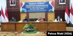 Gubernur Jawa Timur Khofifah Indar Parawansa bersama Satgas COVID-19 Jawa Timur memberikan keterangan pers terkait penanganan kasus corona, Selasa, 19 Mei 2020. (Foto: Petrus Riski/VOA)