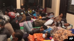 Para pengungsi dari lereng Gunung Kelud tidur di tempat penampungan sementara di Kediri, Jawa Timur (14/2). 