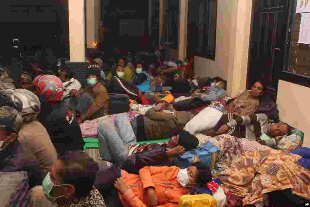 Warga yang tinggal di lereng Gunung Kelud, Kediri, Jawa Timur, tidur di tempat penampungan sementara (14/2).