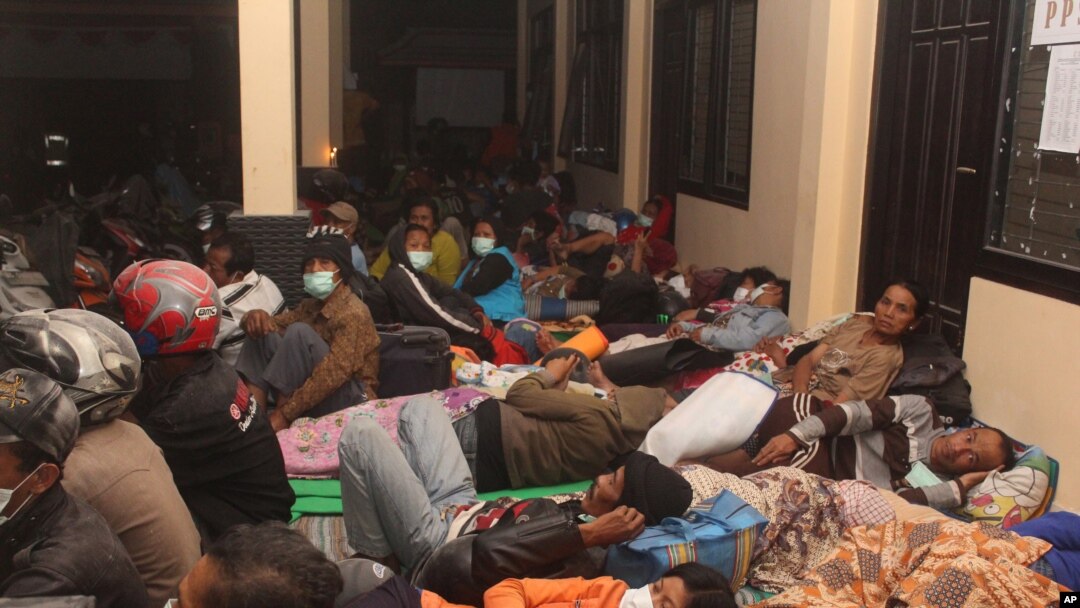 Warga yang tinggal di lereng Gunung Kelud, Kediri, Jawa Timur, tidur di tempat penampungan sementara.