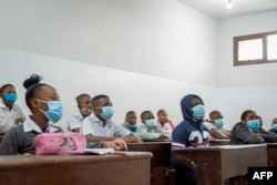 Suasana di ruang kelas di Sekolah Pendeta Kim, Lingwala, Kinshasa, Kongo, di tengah pandemi COVID-19, 10 Agustus 2020. (Foto: Arsene Mpiana / AFP)