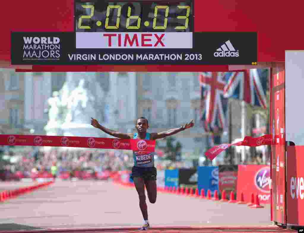 Tsegaye Kebede of Ethiopia crosses the line to win the men&#39;s London Marathon, April 21, 2013. A defiant, festive mood prevailed in London, despite concerns raised by the recent attacks on the Boston Marathon.