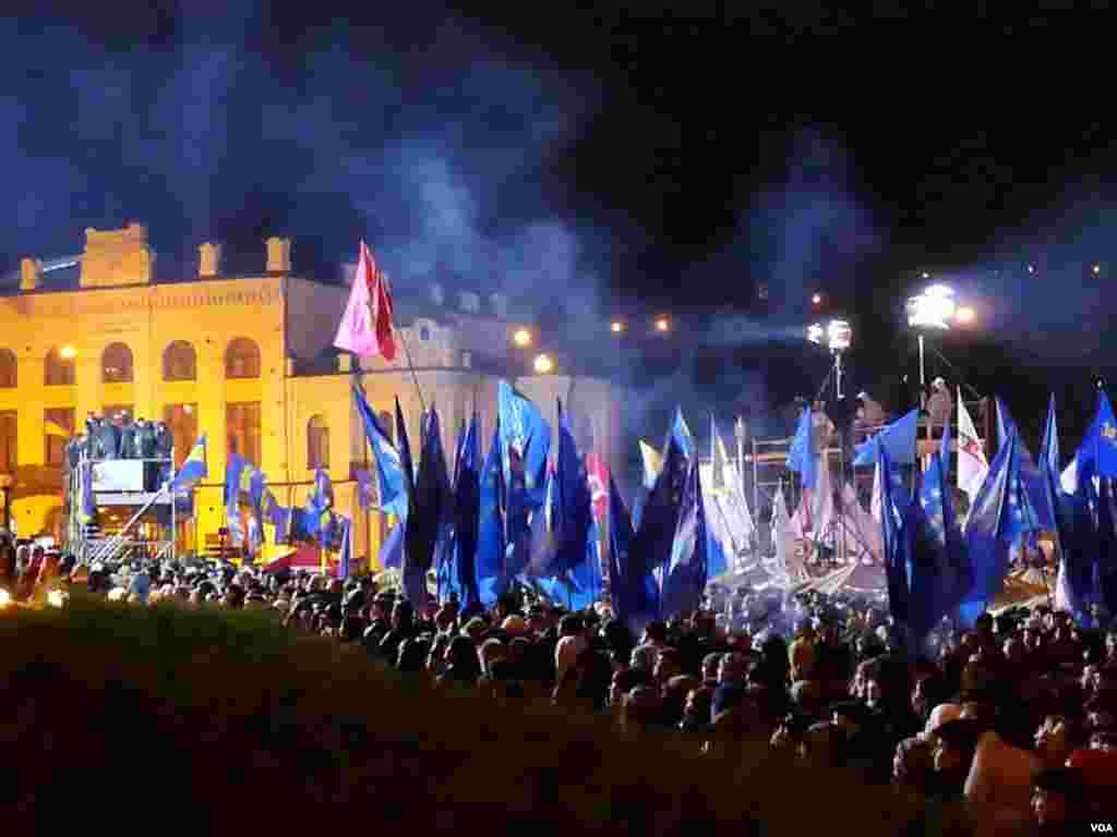 Para demonstran di Kiev, Ukraina dengan melambai-lambaikan bendera Uni Eropa, menuntut pemerintahan PM Viktor Yanukovich untuk menandatangani perjanjian dengan Uni Eropa.