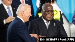 Le président américain Joe Biden (à g.) et son homologue de la RDC, Felix Tshisekedi, lors d'une photo de groupe au sommet du G20, le 30 octobre 2021 à Rome, Italie. 