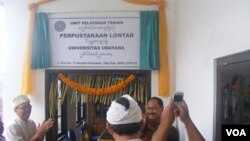 Peluncuran perpustakaan lontar di Universitas Udayana, Bali (28/11). 