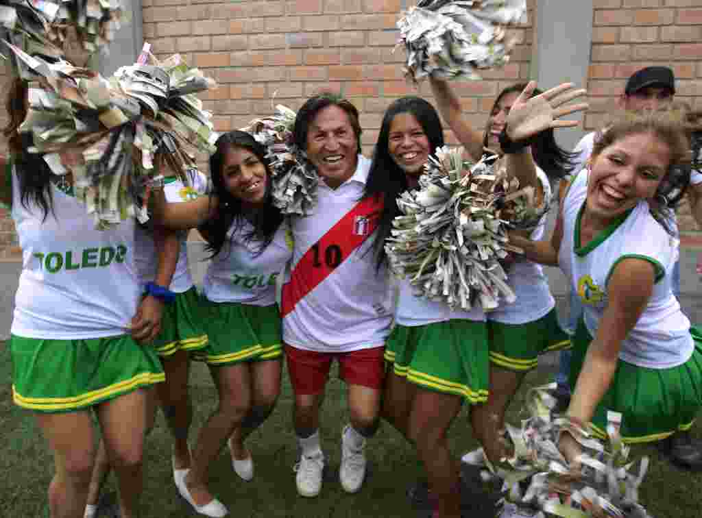 El ex presidente del Perú Alejandro Toledo, uno de los candidatos en campaña, luciendo el uniforme de la selección de fútbol nacional.