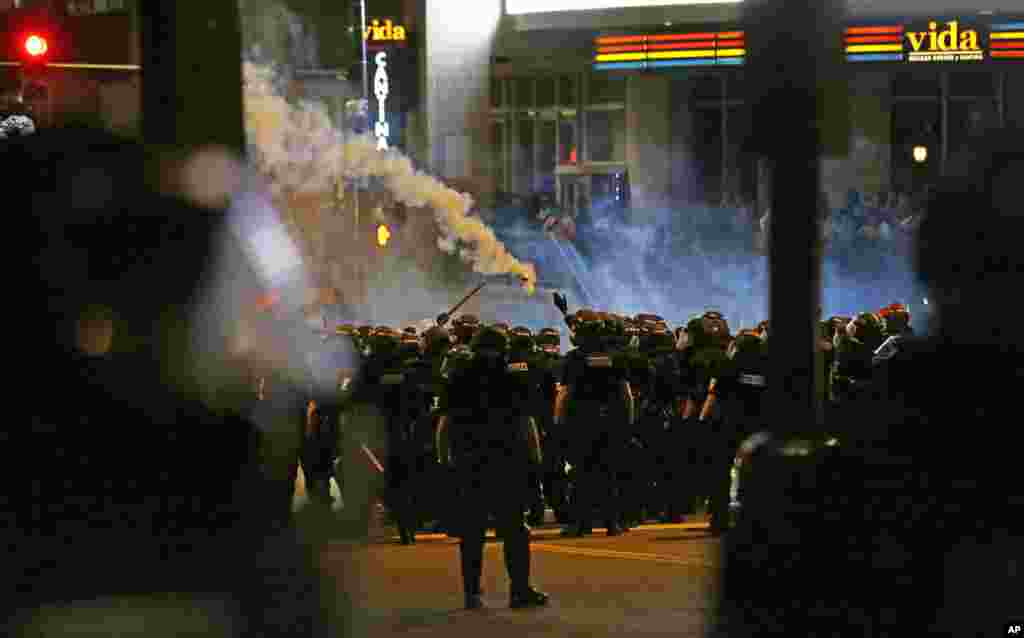 پولیس نے مظاہرین کو منتشر کرنے کے لیے آنسو گیس اور ربر کی گولیوں کا استعمال کیا۔