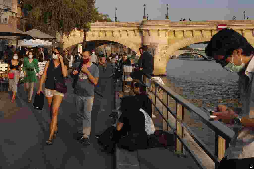 ပြင်သစ်နိုင်ငံ ပဲရစ်မြို့က Seine မြစ်ကမ်းဘေးမှာ နှာခေါင်းစည်းတပ် သွားလာနေကြသူများ။ (စက်တင်ဘာ ၁၁၊ ၂၀၂၀)