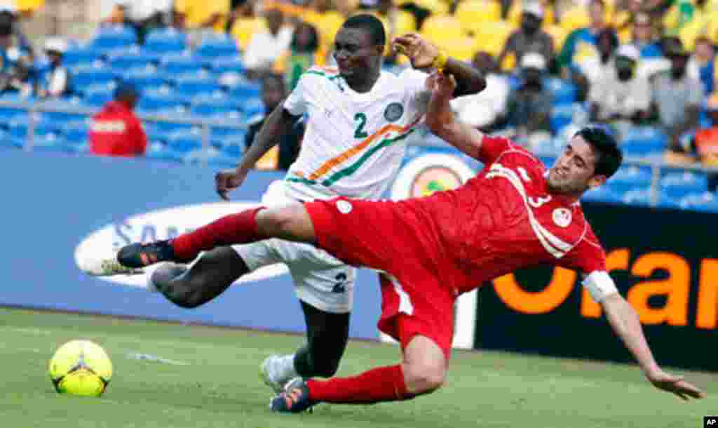 Tunisia's Hagui challenges Niger's Moussa during their African Cup of Nations soccer match in Libreville