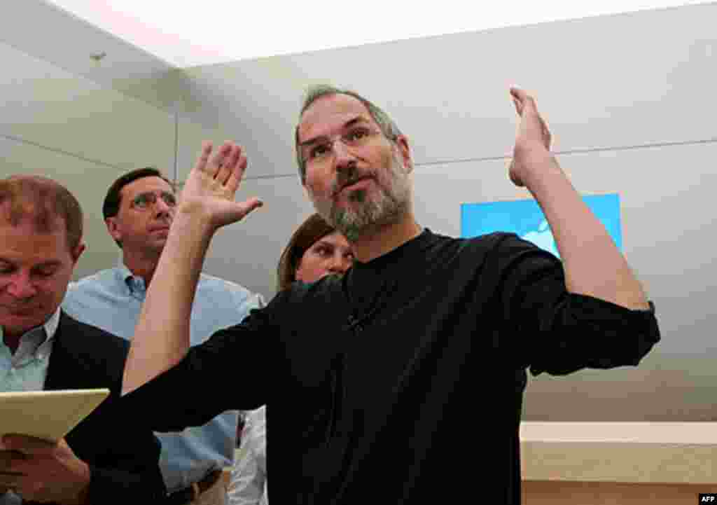 Steve Jobs shown shortly after undergoing surgery for pancreatic cancer in Palo Alto, California, 2004. (AP)