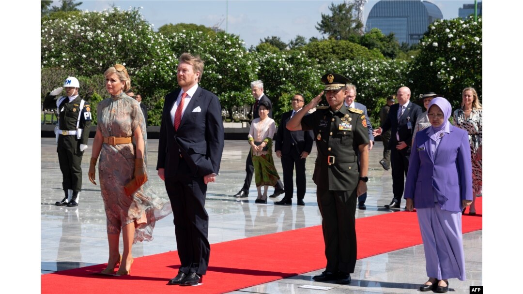 Raja Belanda Willem-Alexander (kedua dari kiri) dan Ratu Maxima (depan kiri) memberi penghormatan saat kunjungan ke Taman Makam Pahlawan, di Jakarta, 10 Maret 2020. (Foto: AFP)