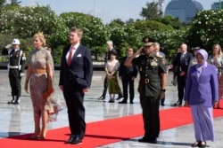 Raja Belanda Willem-Alexander (kedua dari kiri) dan Ratu Maxima (depan kiri) memberi penghormatan saat kunjungan ke Taman Makam Pahlawan, di Jakarta, 10 Maret 2020. (Foto: AFP)